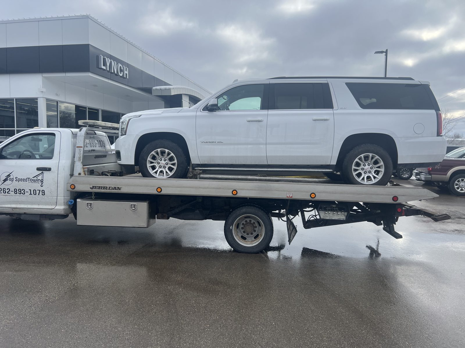 Top Speed Towing flatbed with an SUV loaded